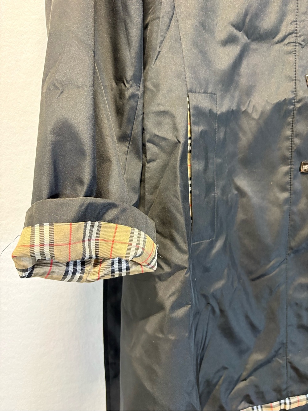 Burberry Black Coat with Classic Beige Nova Check Lining - Picture 12 of 12